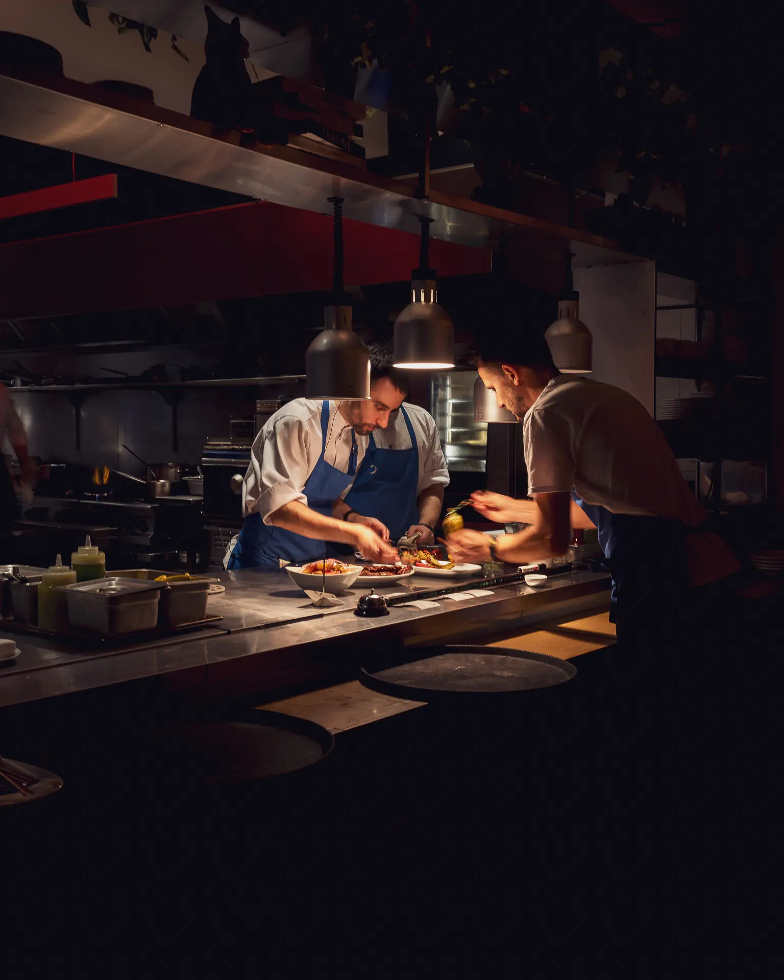 Martín Lukesch y su equipo emplatando en la cocina de Coronado